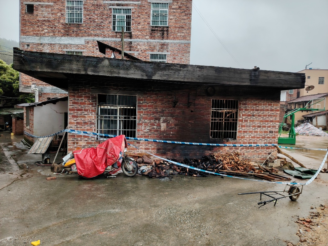 放火把自己家烧了,是否会构成犯罪?