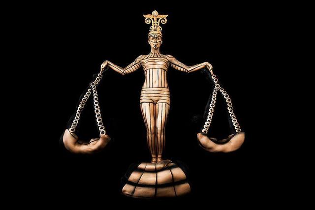 逆天人体彩绘将美女与自然融为一体 超强伪装考验你眼力