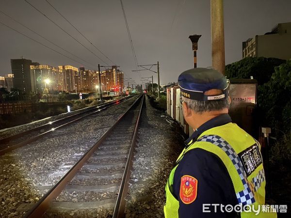 ▲鐵路警察局台南分駐所警員鄭百勝、蔡耕欣，至台南市各大電台宣導鐵路交通安全，除呼籲民眾行經平交道應注意事項，另也提醒民眾可能觸犯到相關罰則。（圖／記者林東良翻攝，下同）