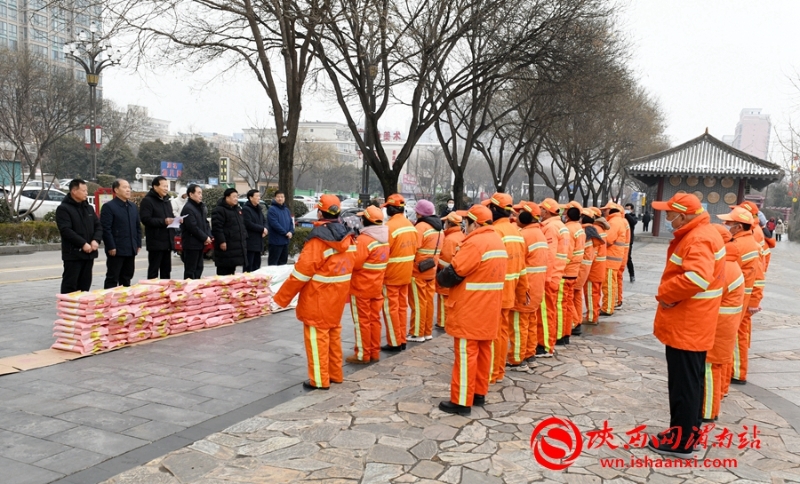 2月5日，渭南市慈善协会开展向环卫工人送温暖活动。记者 杨大君  摄