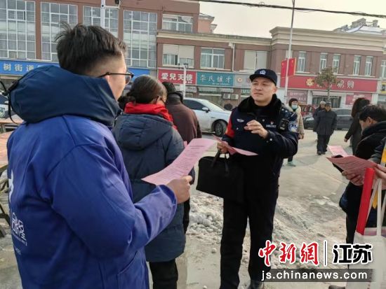 民警在沿线村镇街道上进行铁路安全宣传