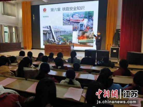 学生聚精会神聆听民警讲课