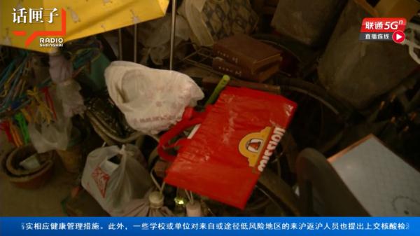 沪一小区居民楼道内做这事引来蟑螂无数，邻居：好想逃，却逃不掉...