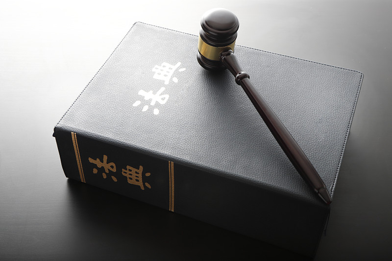 法律书籍上的法槌图片下载