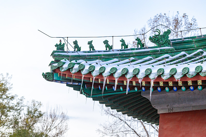 北京地坛公园冬季雪景，冬季古建筑寺庙上的冰锥，地坛公园雪景图片下载