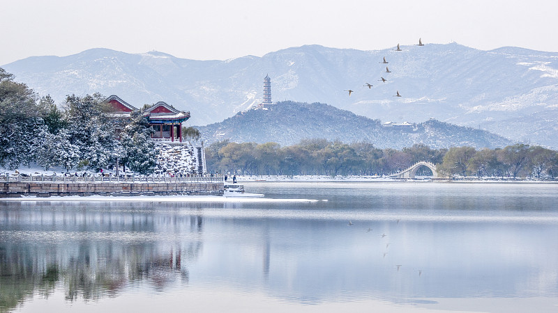远山淡影入南湖图片下载