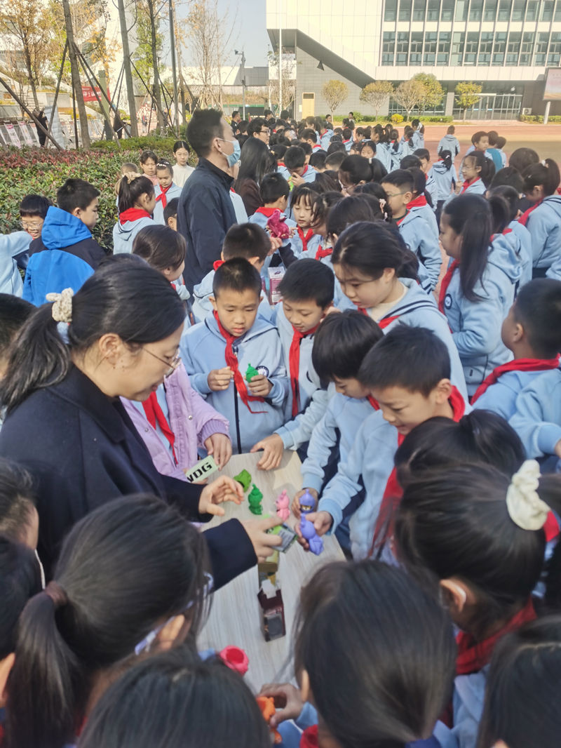 烟草普法工作人员向师生介绍非法电子烟的危害。