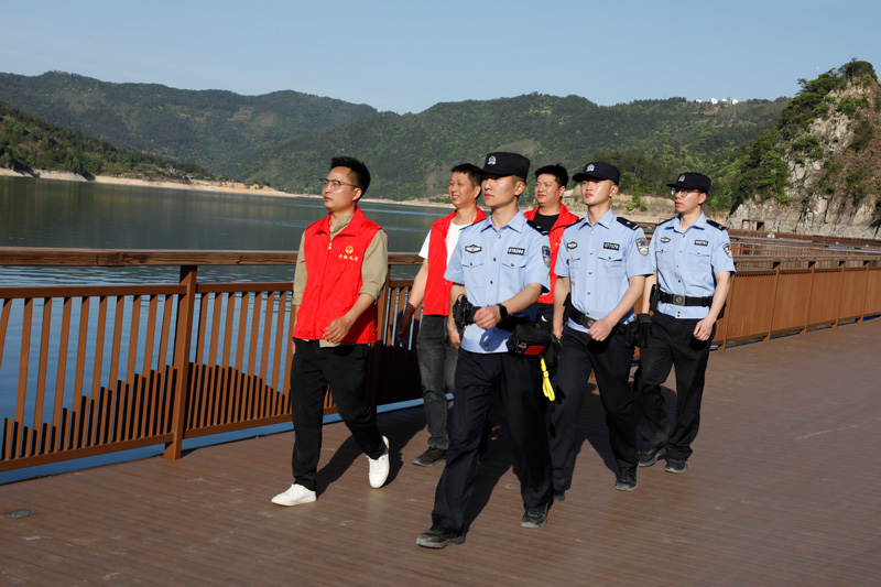 民辅警与千峡生态义警巡湖。胡昌清摄