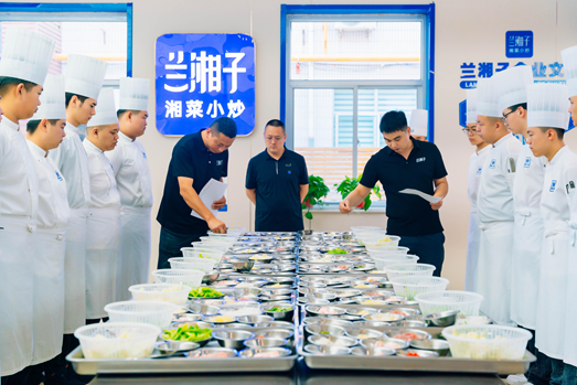 新东方烹饪与兰湘子校企合作定向班学生阶段考核