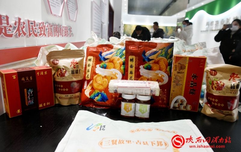 “银发礼包”一共有蜂蜜、手工挂面、水晶饼、枣夹核桃、两包崇凝酵面麻花五个品种，象征送去“五福”。记者 杨大君 摄