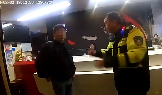 姐弟俩吵架 弟弟被“丢”在高速上:很伤心的,要坐飞机回老家