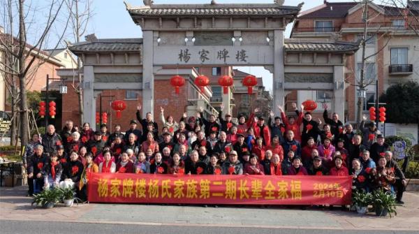 杭州最牛全家福!光60岁以上的就有99个,站凳子上才能把人拍齐……