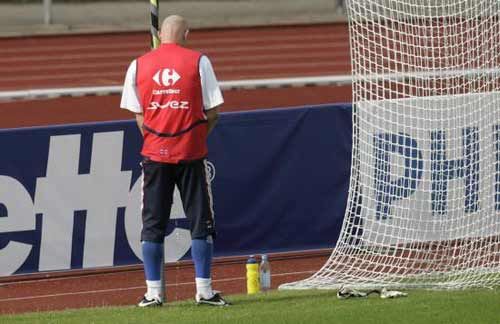 荷丙联赛门将阿尔杨球门后放水