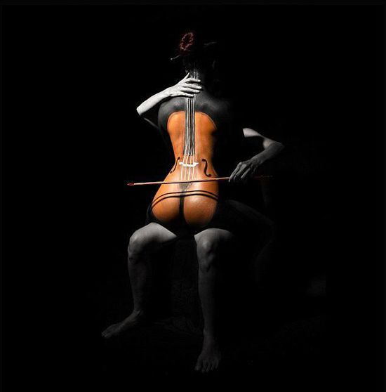 逆天人体彩绘将美女与自然融为一体 超强伪装考验你眼力