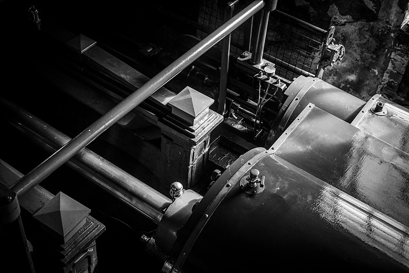 废弃的煤矿绞车房图片下载