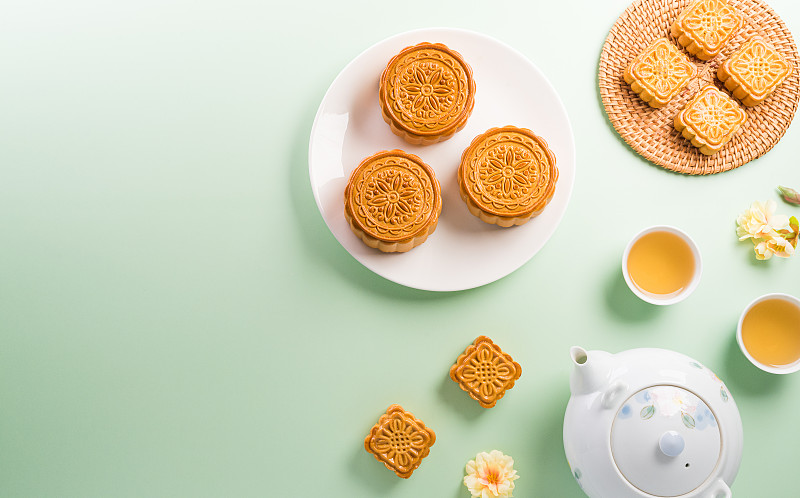 中国中秋节的概念由月饼，茶和梅花在柔和的背景。图片下载