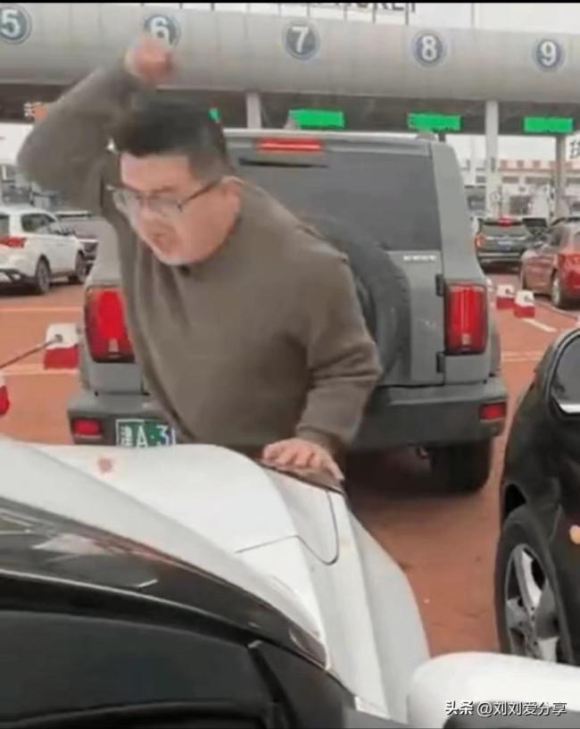 遭奔驰男加塞辱骂女车主发声 :没接到道歉,已与派出所取得联系