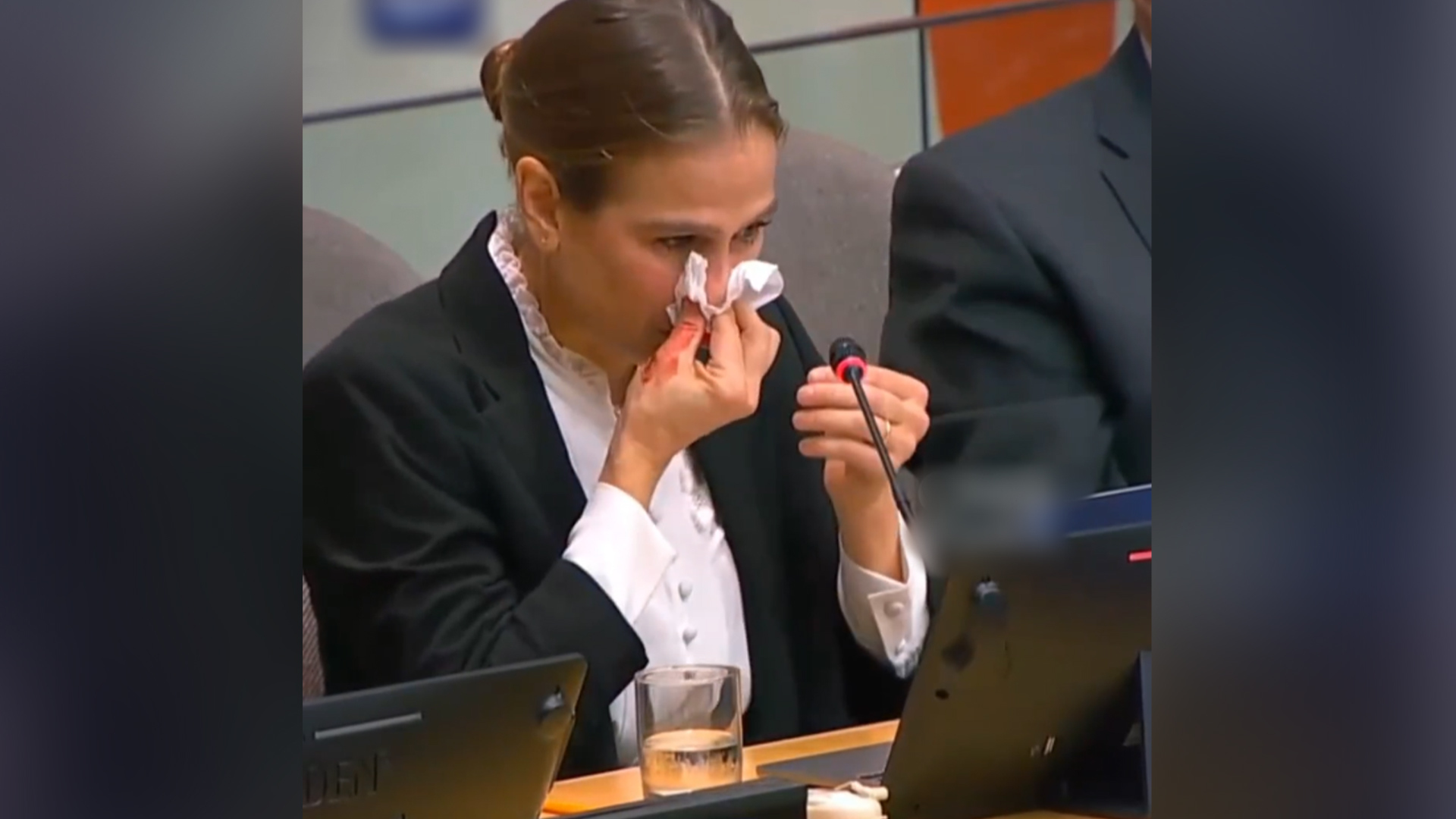 在联合国讲述加沙经历，女医生情绪崩溃边讲边流鼻血，各国代表鼓掌为其加油