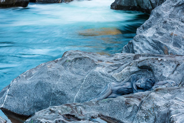 逆天人体彩绘将美女与自然融为一体 超强伪装考验你眼力