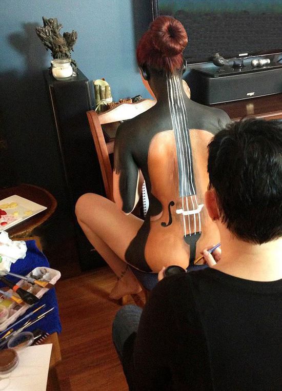 逆天人体彩绘将美女与自然融为一体 超强伪装考验你眼力