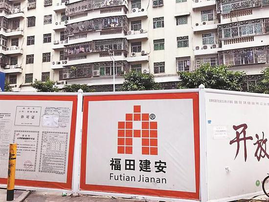 ▲施工工地距居民小区不过三十米。 实习生 张芷旖 摄