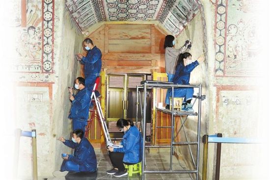 莫高窟第158窟壁画修复工作现场。