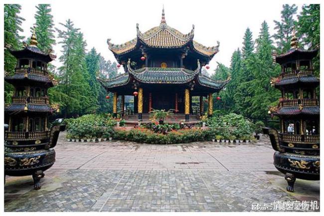 游客偷许愿池的钱遭道长呵斥 当场让其交出来归还回去