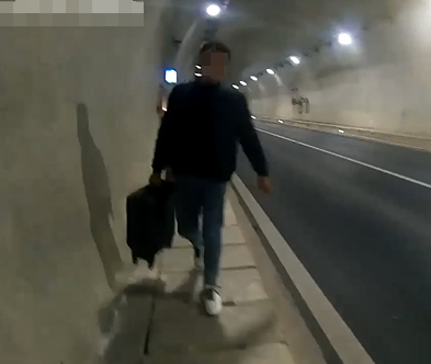 姐弟俩吵架 弟弟被“丢”在高速上:很伤心的,要坐飞机回老家