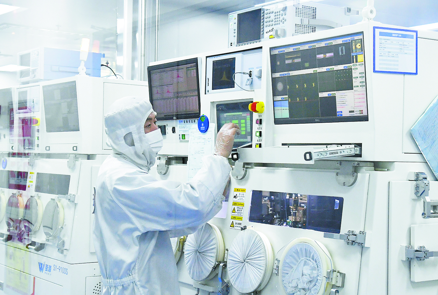 10月8日，在石家庄高新区一家光电科技公司，工作人员正在进行芯片测试。（视觉中国）