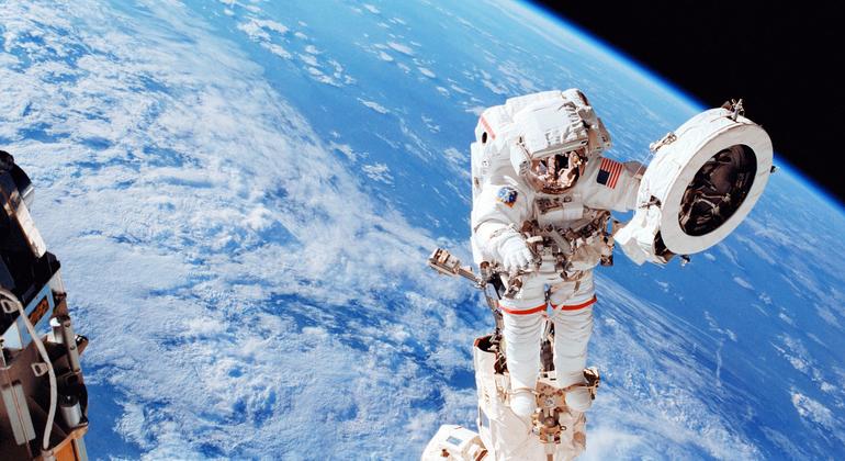 一名宇航员在环绕地球运行的国际空间站上工作。