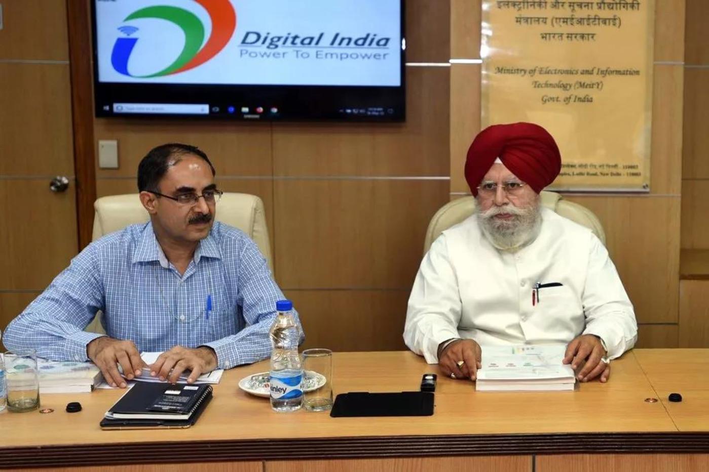印度信息科技部长Ajay Sawhney（左）说， 政府在科技行业推行更严格的规制， 同时会保持开放的心态