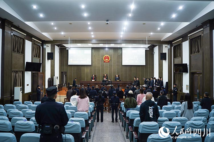 公审非法盗采砂石案现场。徐兰摄