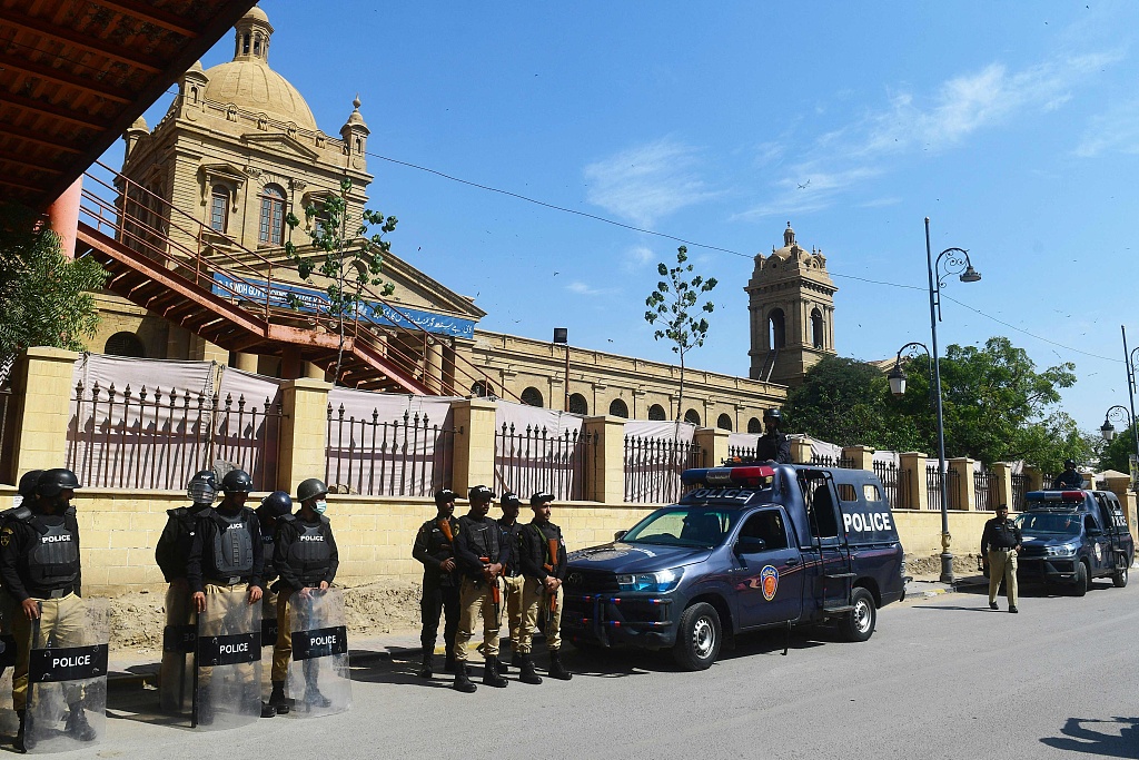 当地时间2024年2月8日,巴基斯坦卡拉奇,全国大选期间,警察在投票站外站岗。(视觉中国)