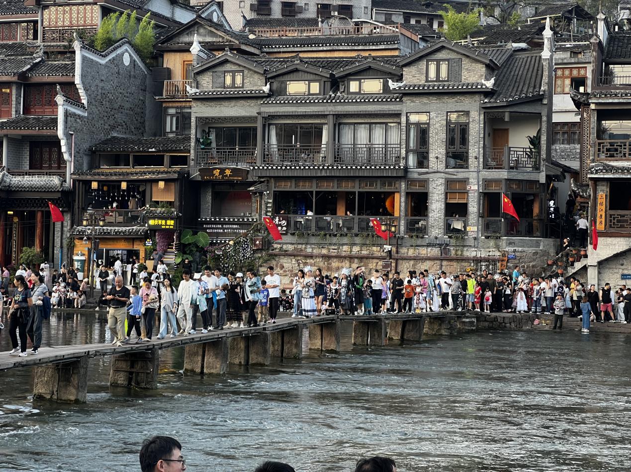 古城里,游客排队游览。