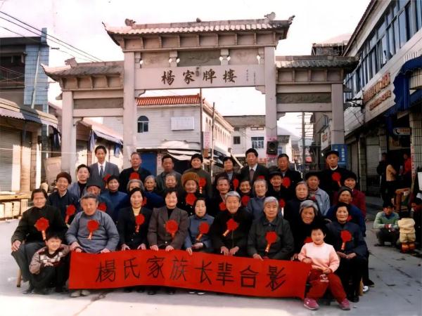 杭州最牛全家福!光60岁以上的就有99个,站凳子上才能把人拍齐……