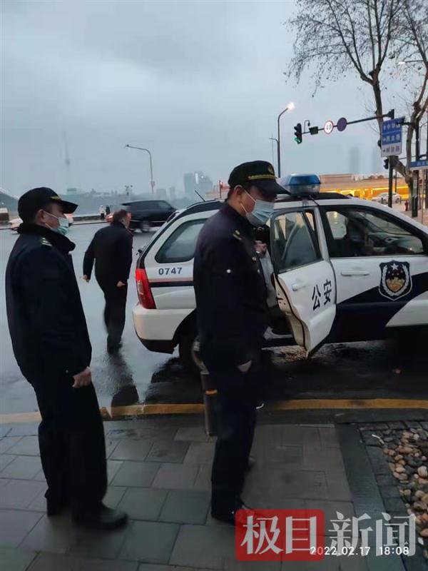 男子持弹弓“打鸟”玩，城管路长没收“作案”工具