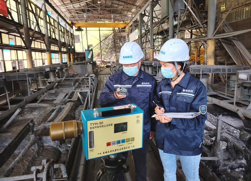 到企业生产一线开展粉尘采样。