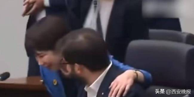 高市早苗搂肩熊抱滑椅子，别人聊天时站中间尬笑！