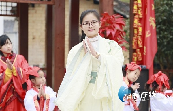 （长沙县高桥镇微信公众号“菌美高桥”的小编陈静明。）