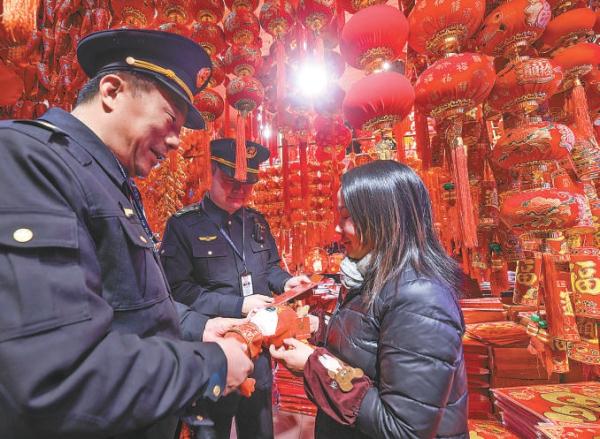 随着春节临近,浙江嘉兴的年货市场年味渐浓。1月9日,嘉兴市南湖区市场监管局建设所执法人员在开盛小商品市场内检查节日装饰用品。