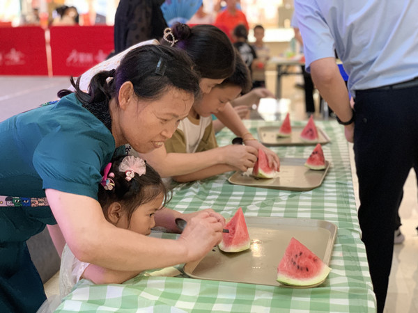 莲花中心星海社区：&ldquo;亲子普法趣味赛 扫雷西瓜闪电吃&rdquo;普法进商圈活动 (3)_副本