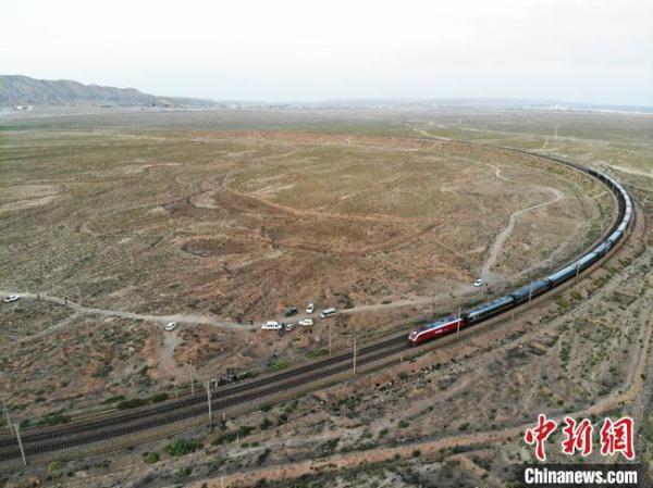 直击兰新线列车撞人事故现场:弯道密集 风力极强