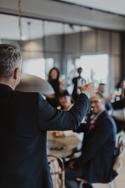 在办公室聚会上拿着酒杯的商人图片下载