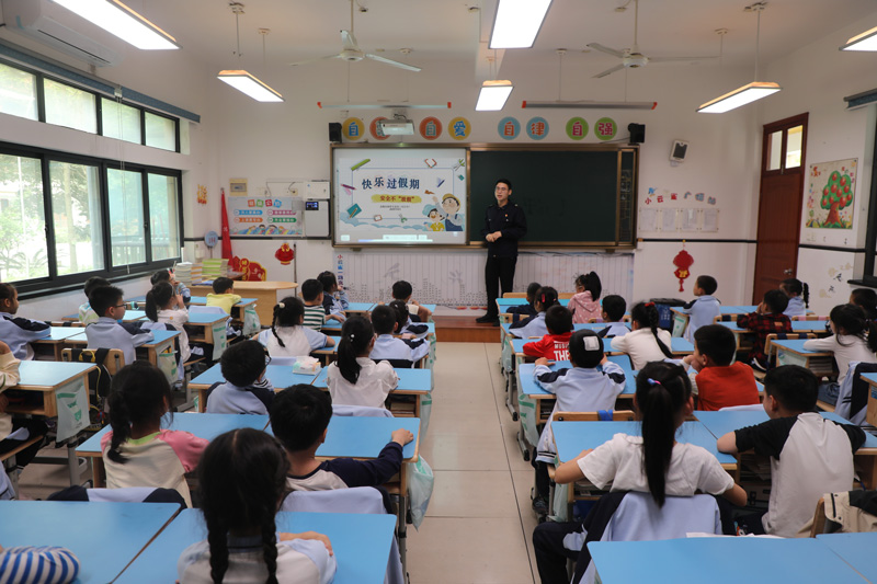 “香溢”志愿者在兰江小学开展未成年人保护法宣传。余姚市烟草专卖局供图