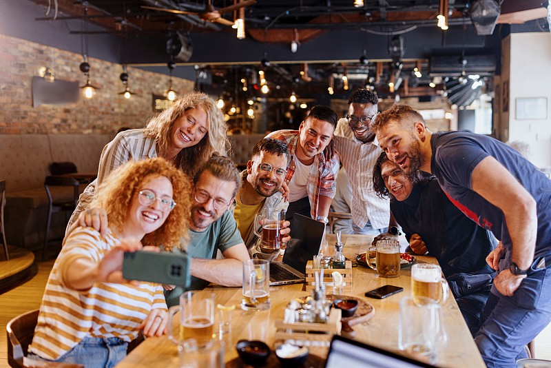 一群快乐的朋友在酒吧自拍图片下载