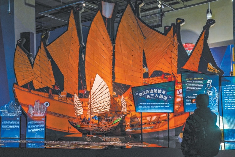 展览现场展陈的明代航海船模型。
