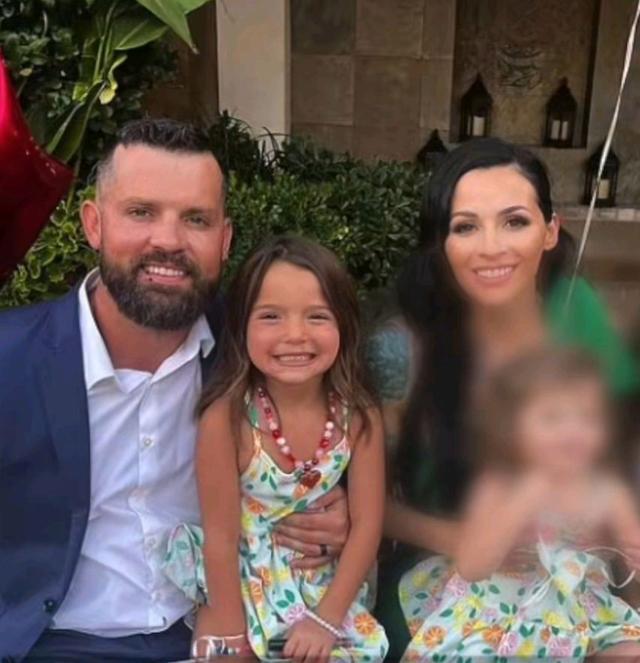 男子将2岁女儿扔车内暴晒3小时死亡：游戏成瘾下的悲剧