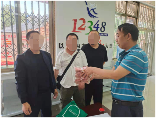 2021年8月，俄西典罗为被代理的当事人现场兑现赔偿款